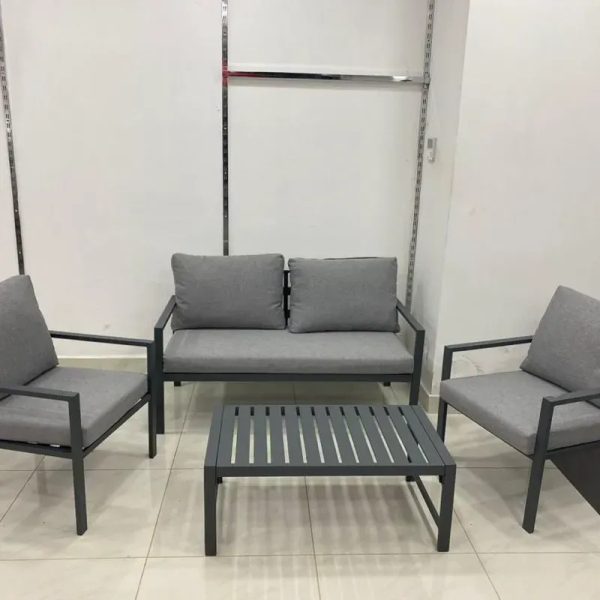 Juego de muebles de 4 piezas con mensajería incluida.