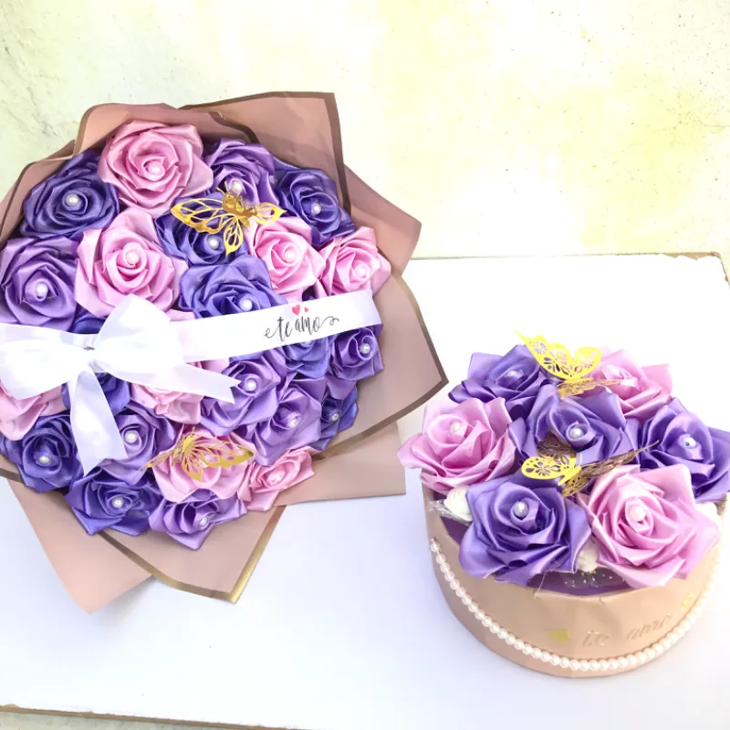 Conjunto de ramo y cajita de rosas eternas morado