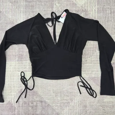 Blusa negra mangas largas espalda afuera