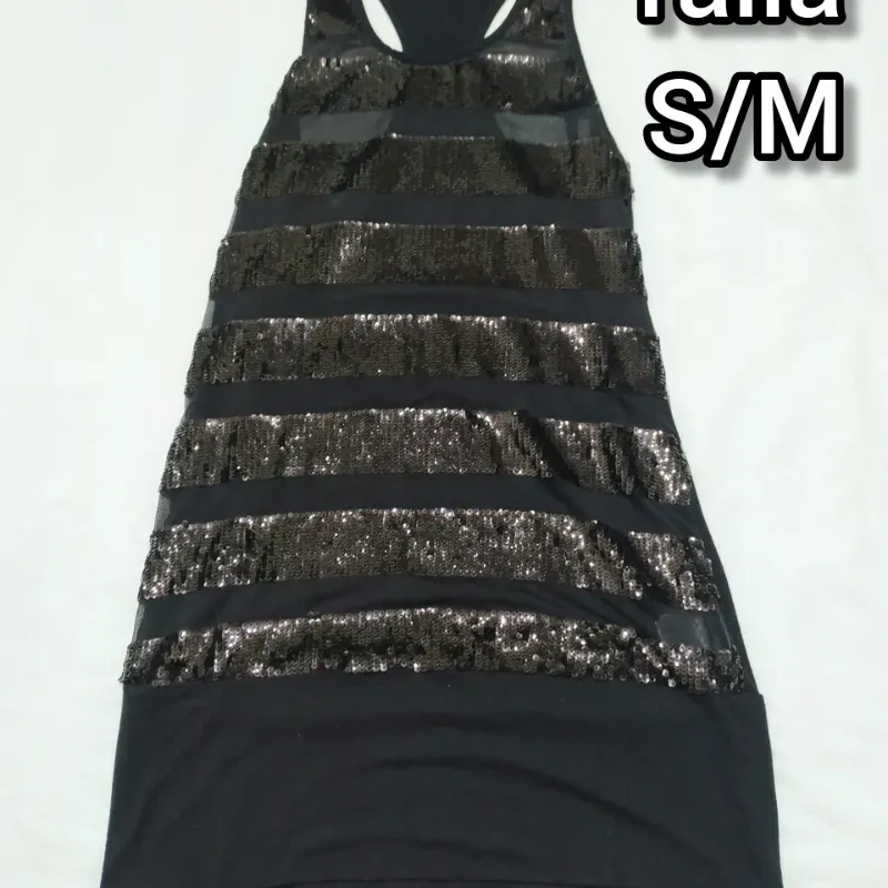 Vestido de lentejuelas negro.