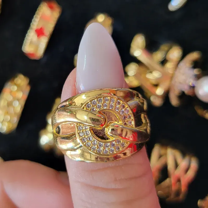 Anillo con piedras pequeñas