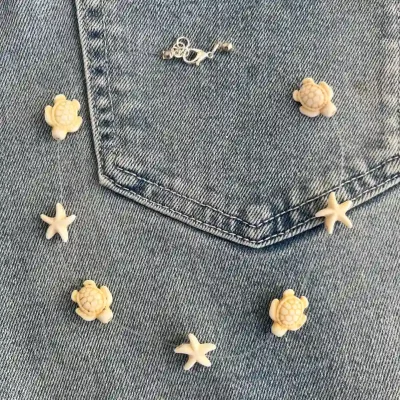 Collar fantasmita con tortugas y estrellas de mar