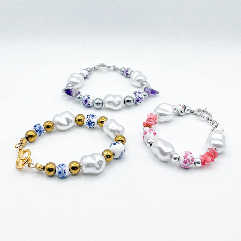 Pulsera con perlas, entre piezas de porcelana y cuentas semipreciosas