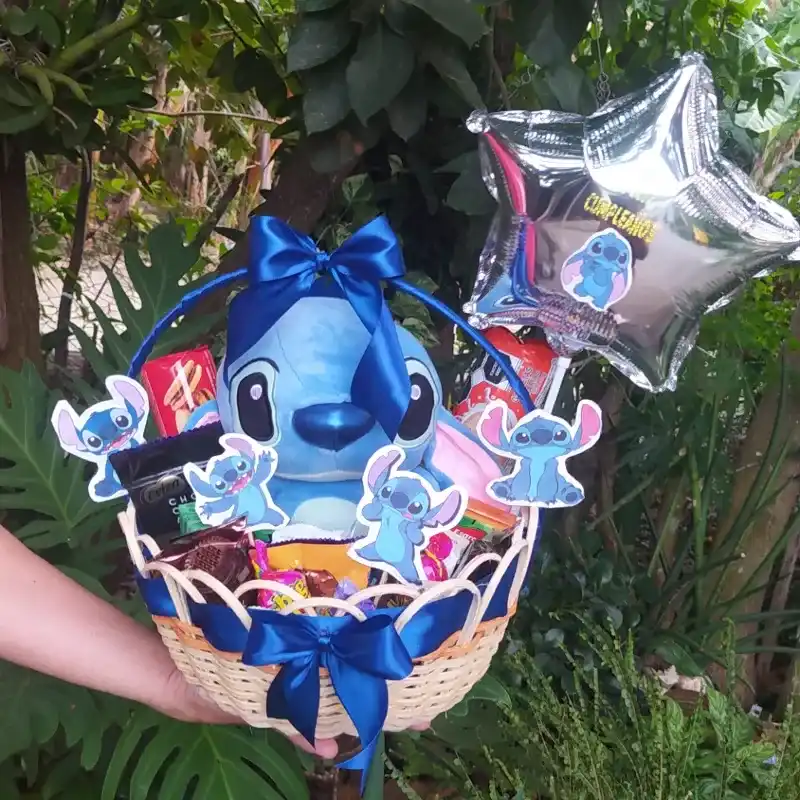 Cesta con peluche y confituras