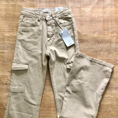 Pantalón Mango color beige