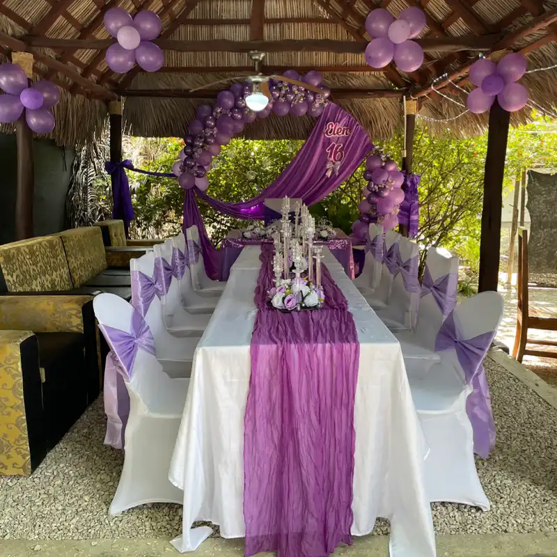 Decoración morada para 15 personas