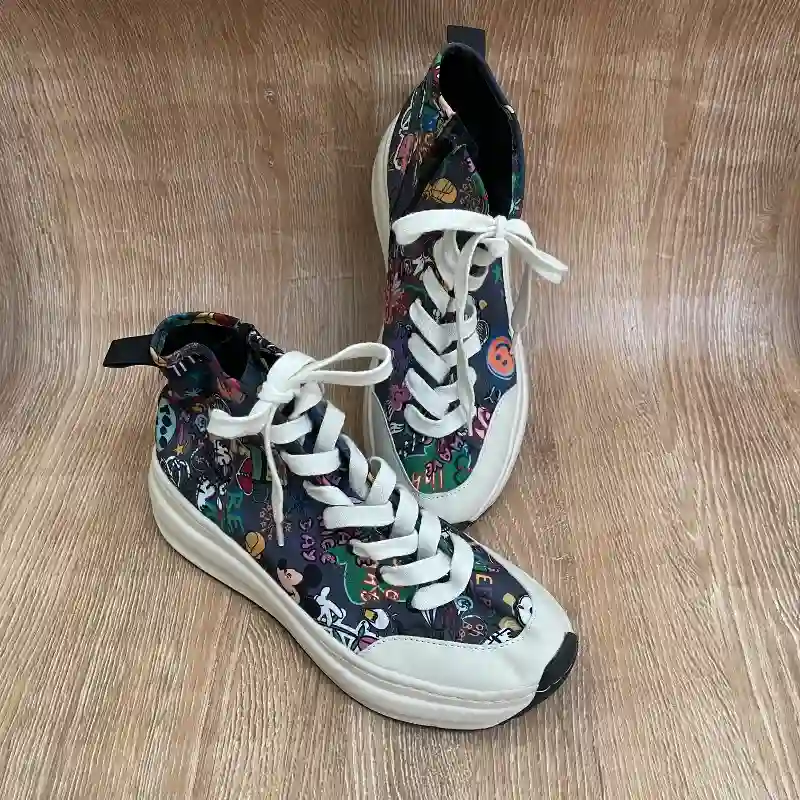 Zapatos altos con dibujos