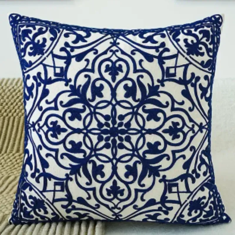 Cojin Azul bordado a relieve