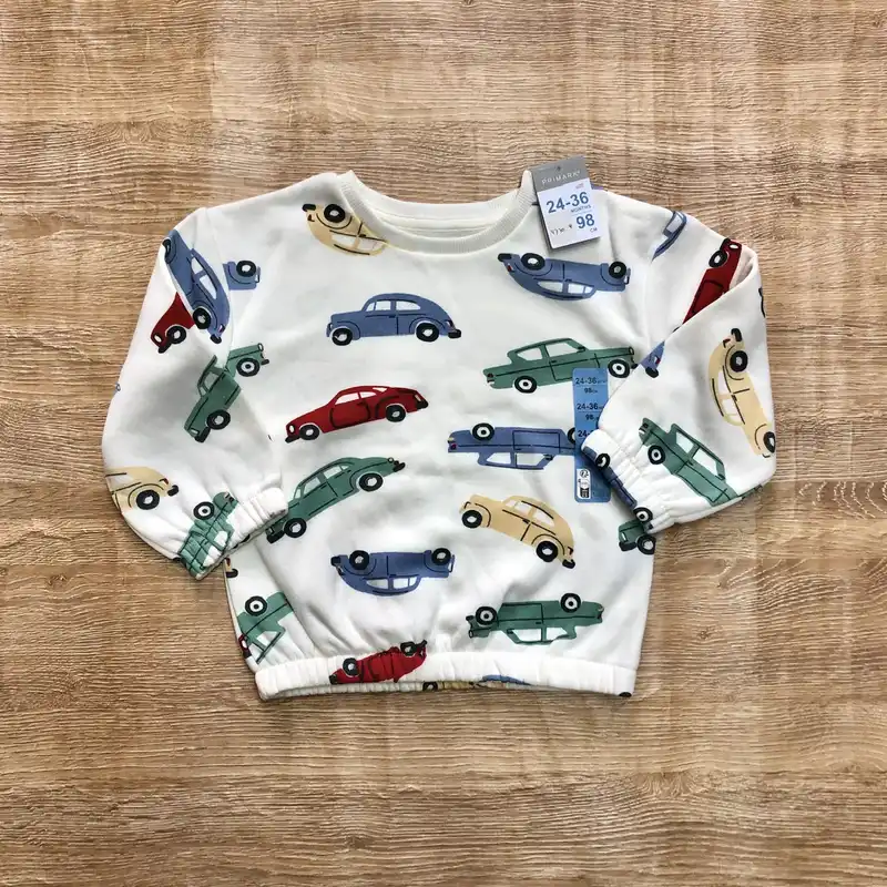 Abrigo con carritos de colores