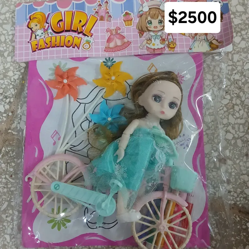 Muñeca con bicicleta