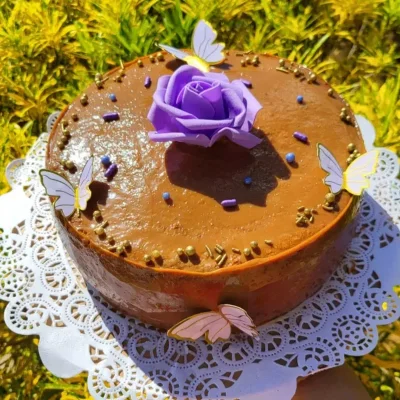 Pastel cubierto leche condensada hervida