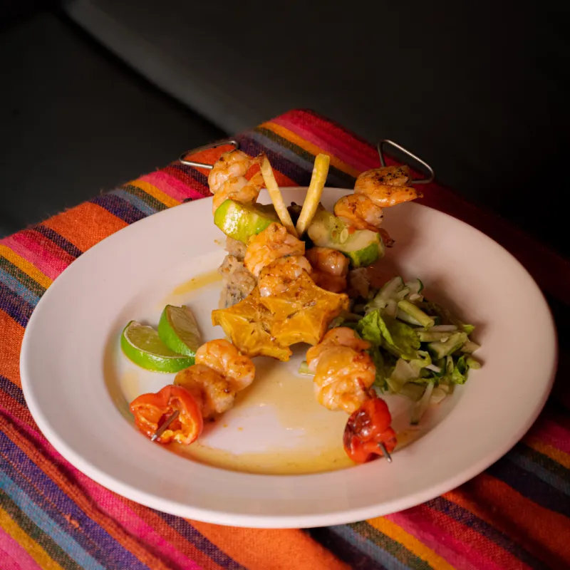 Brocheta de camarones