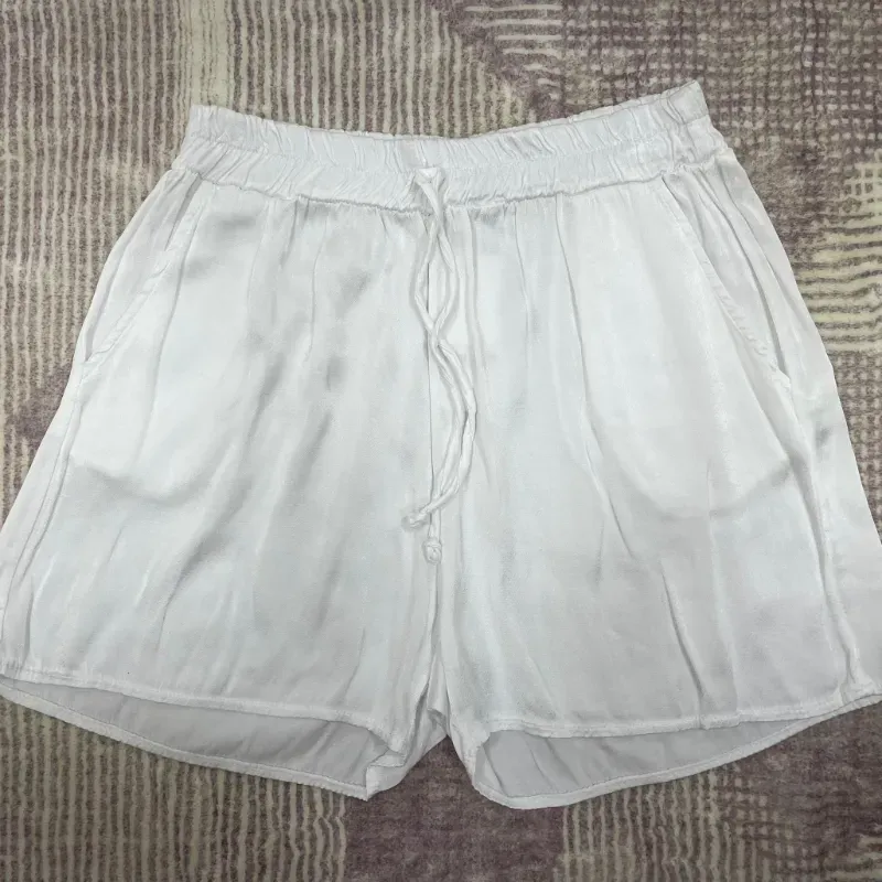 Short blanco tela satinada
