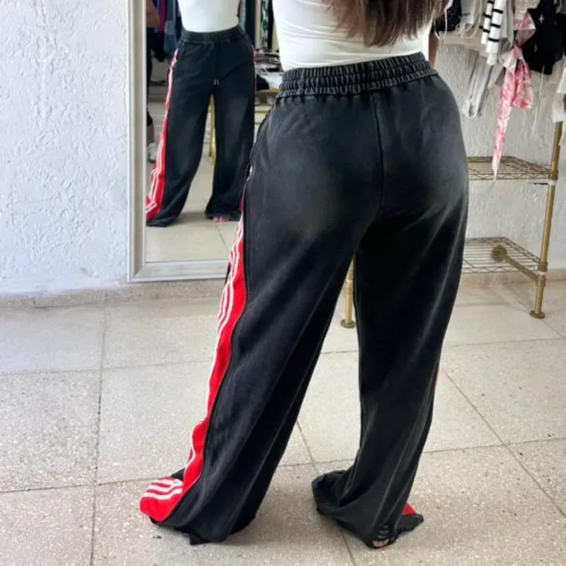 Pantalon gris oscuro con zipper y raya roja a los lados
