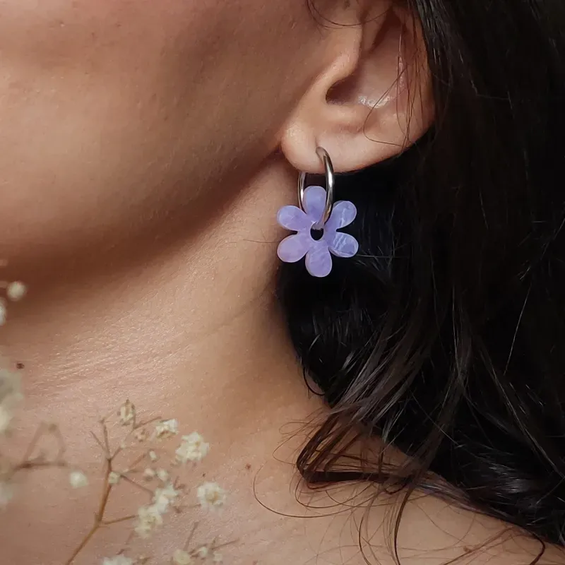 Argollas con flore matizada violeta