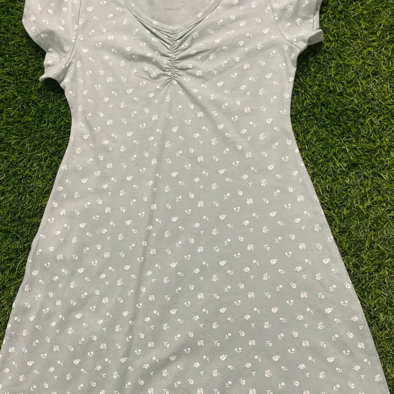 Vestido verde con flores blancas