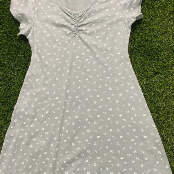 Vestido verde con flores blancas