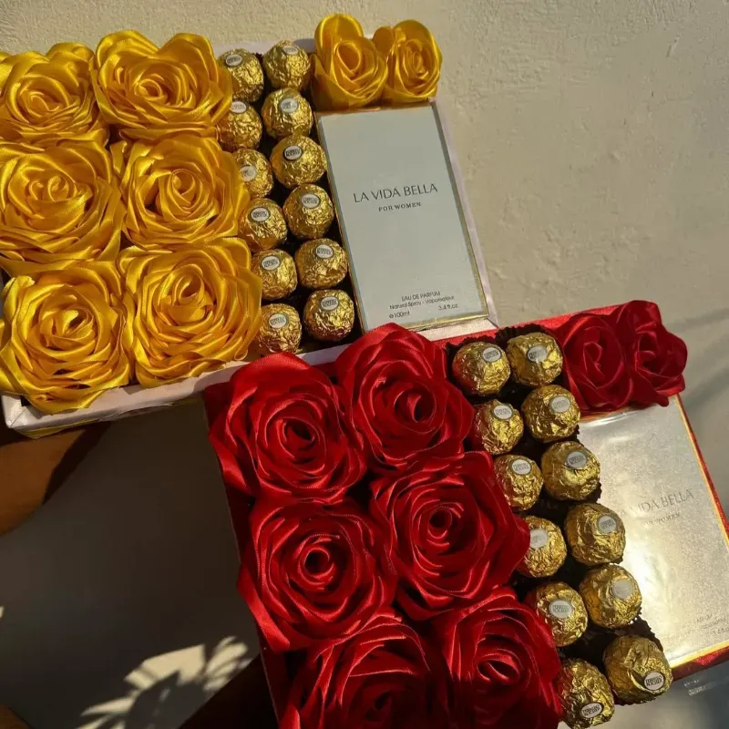 Cajas de rosas con bombones y perfume(color a gusto del cliente)