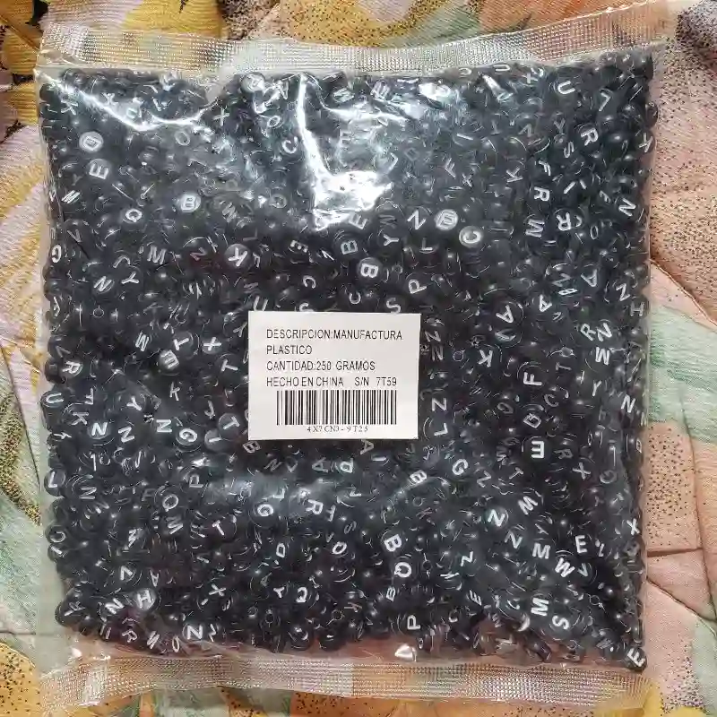 Paquete de 250g de letras (cuenta negra con letra blanca)