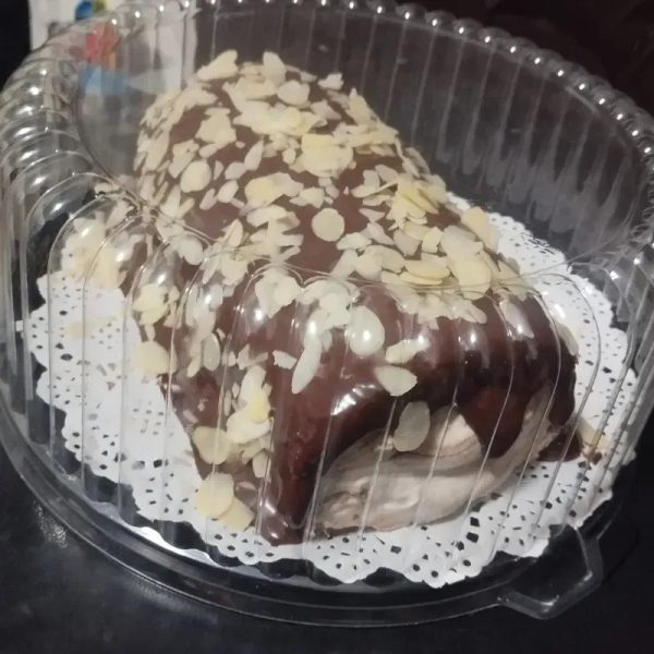 Brazo gitano relleno de nata y sachier milk