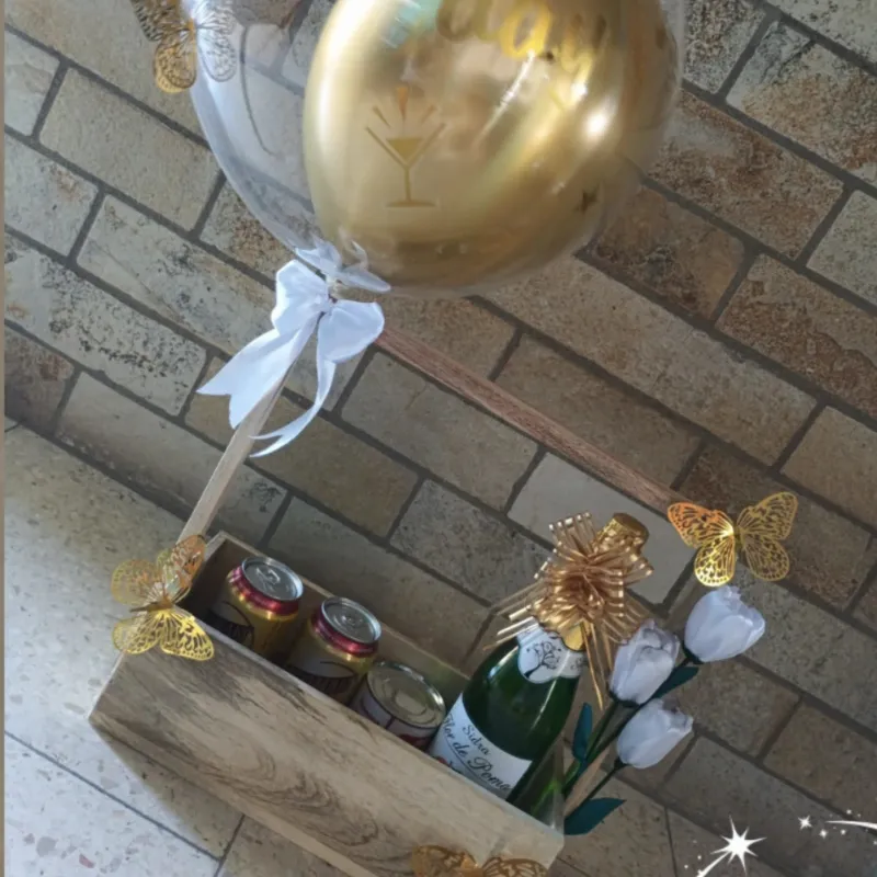 Caja con globos dorado
