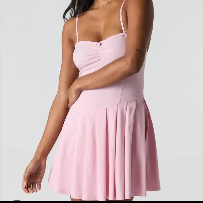 Mini vestido rosa.