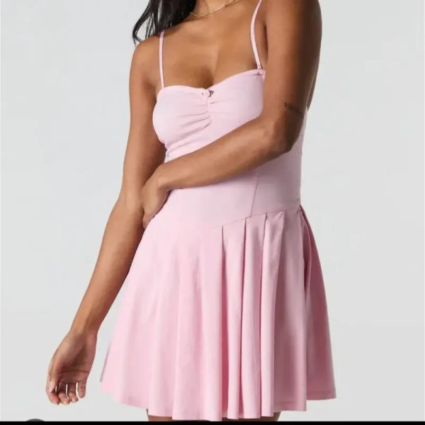 Mini vestido rosa.