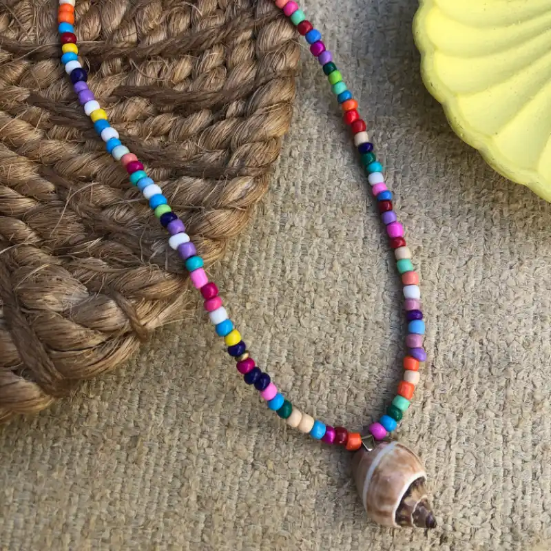 Collar de mostacillas con caracol