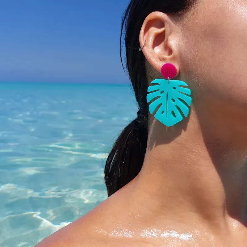 Pendientes de hojas de monsteras/ color: azul aqua y bola rosa oscuro