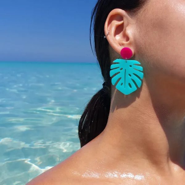 Pendientes de hojas de monsteras/ color: azul aqua y bola rosa oscuro