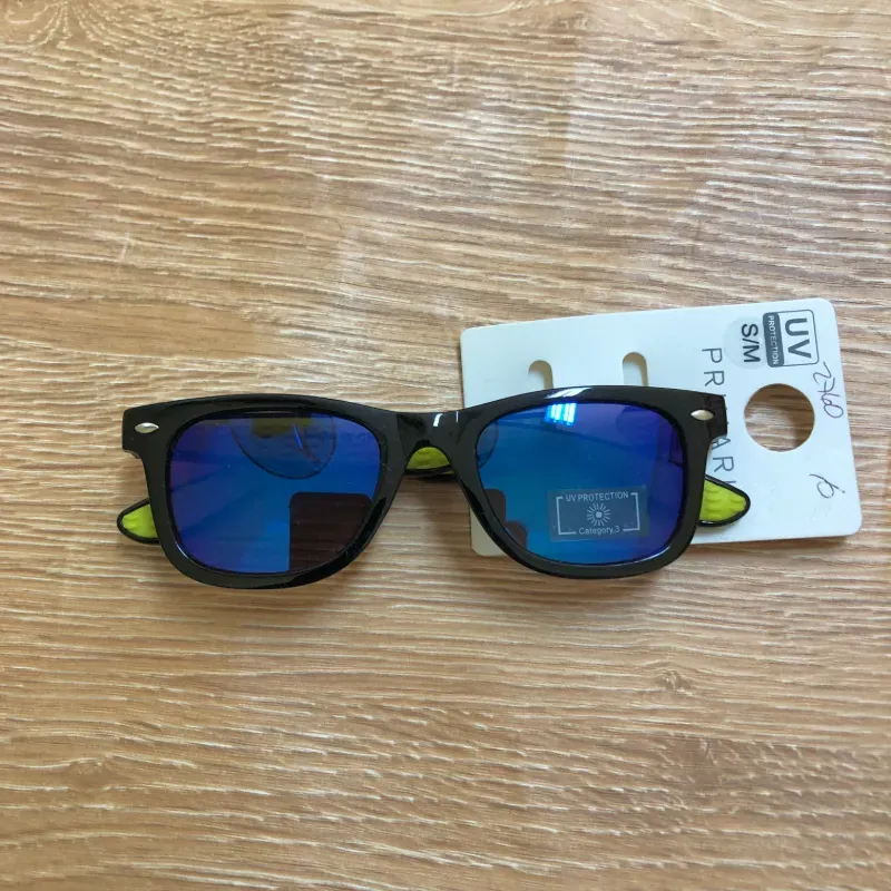 Gafas color azul y armadura negra