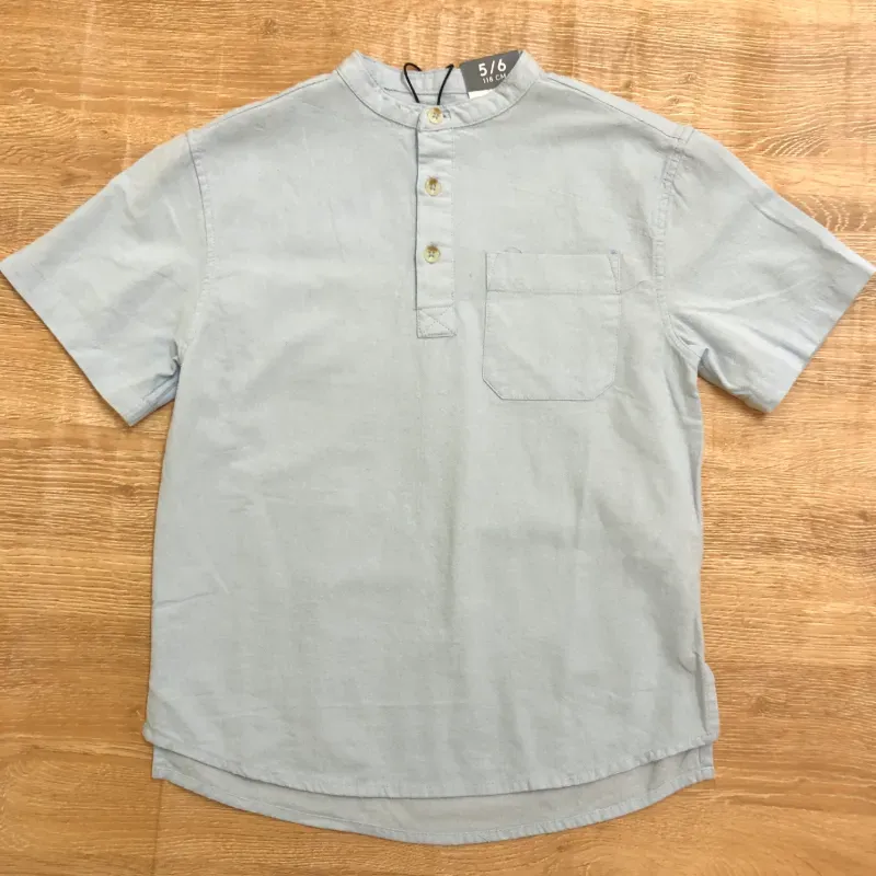 Camisa color azul con cuello chino