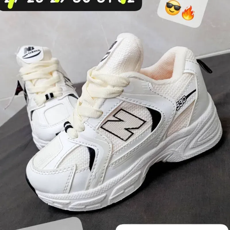 NEW BALANCE BLANCO Y BEICH DETALLES NEGROS