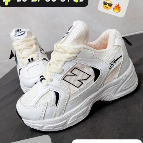 NEW BALANCE BLANCO Y BEICH DETALLES NEGROS