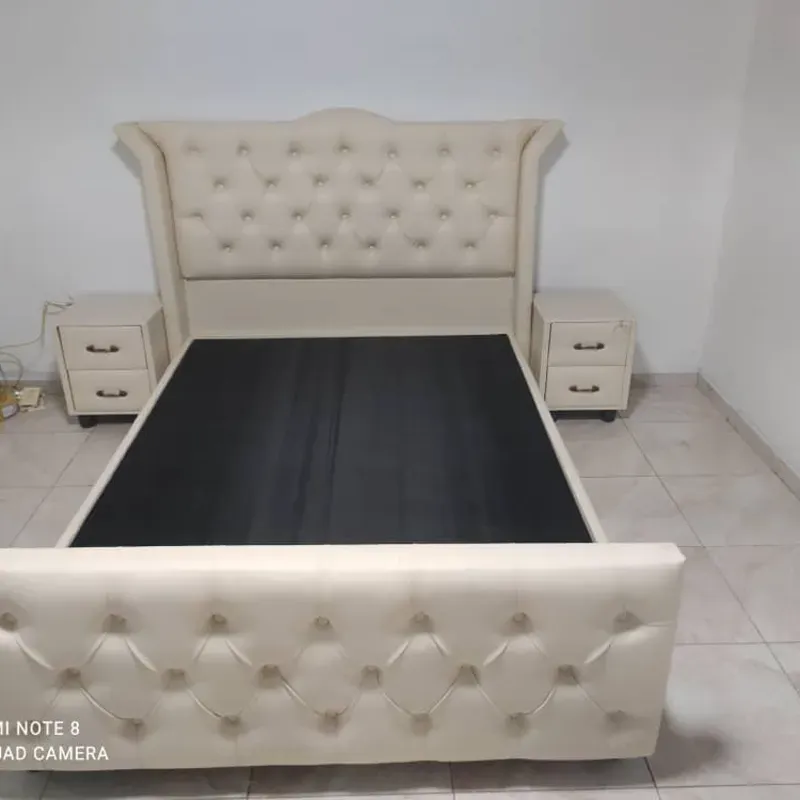 CAMA CON PIELERA Y MESITAS