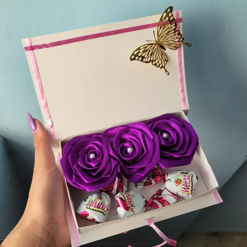 Caja con 3 rosas y 3 bombones.