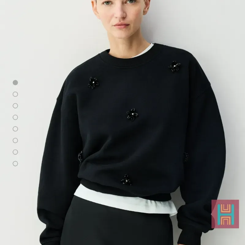 SUDADERA ADORNOS FLORES NEGRO 0097