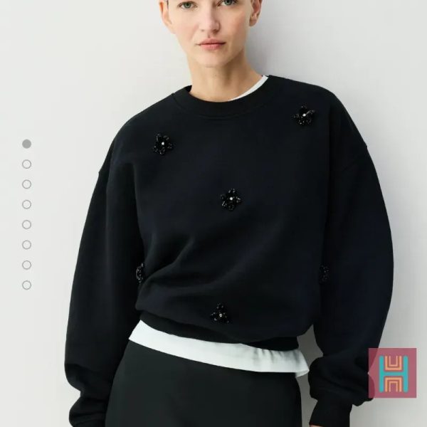 SUDADERA ADORNOS FLORES NEGRO 0097