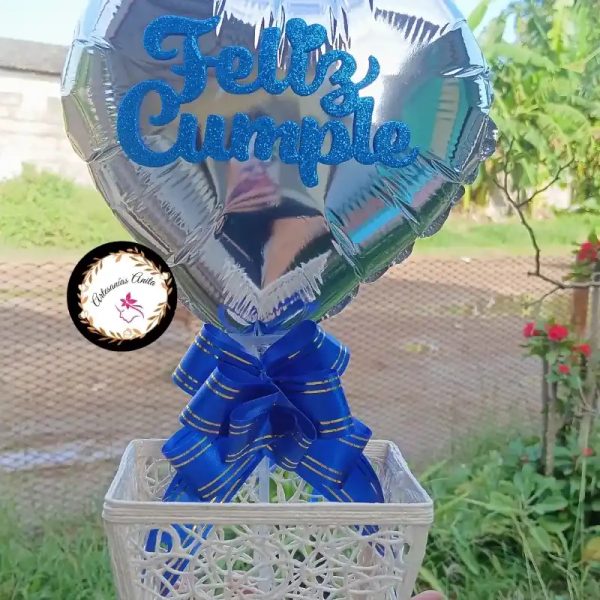 Cesta para regalo con decoración azul y plateado