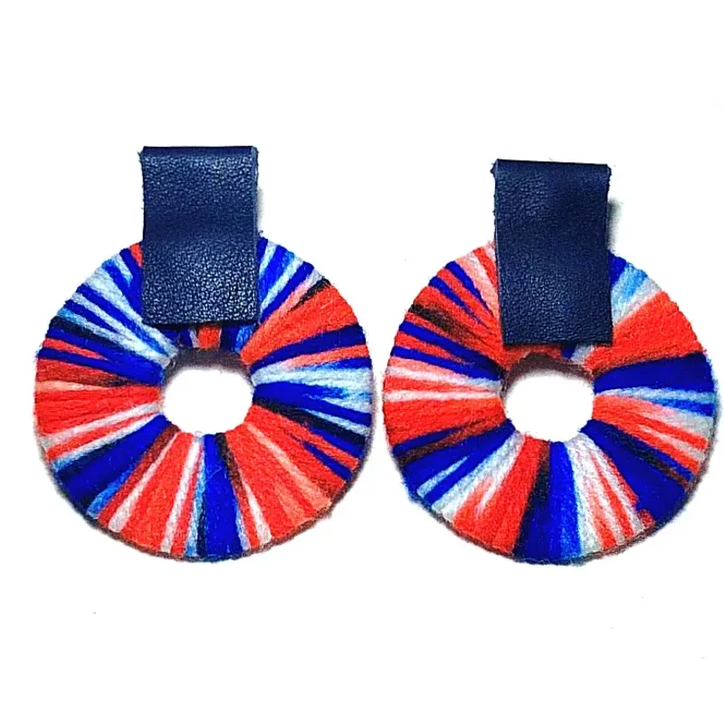 Aretes grandes con adorno de cuero