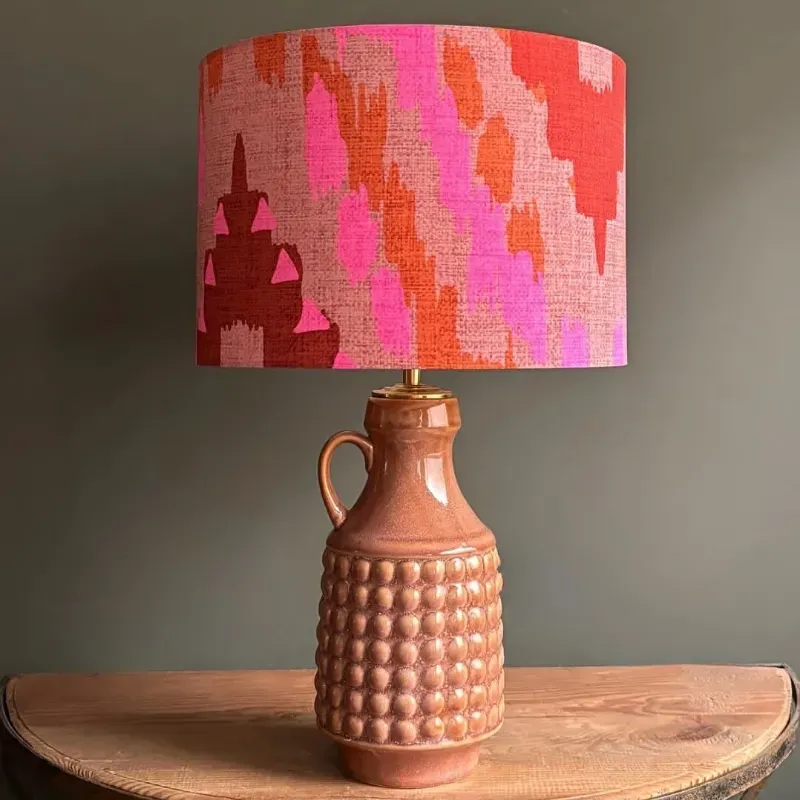 Lámpara en base rosa pálido