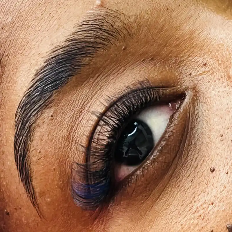 Sacado de cejas con pinzas