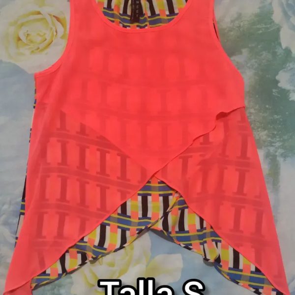 Blusa naranja y estampado en la parte de atrás.