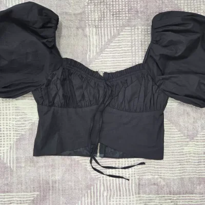 Blusa negra corta de mangas abullonadas