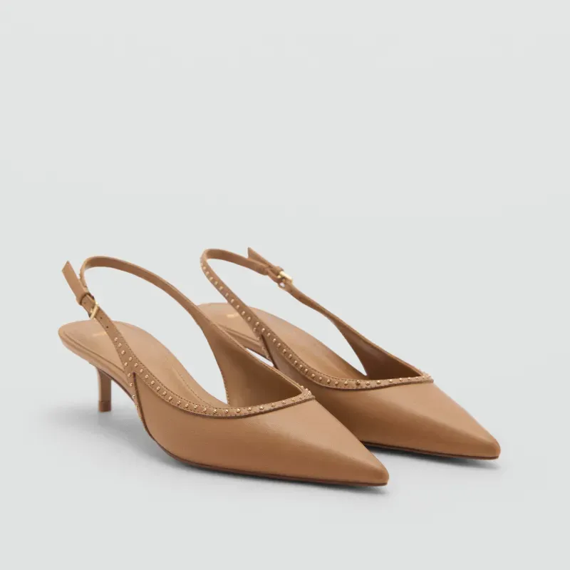 Sandalias de tacon beige con detalles dorados puntifinos Mango