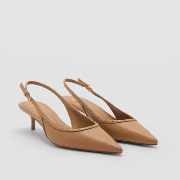 Sandalias de tacon beige con detalles dorados puntifinos Mango