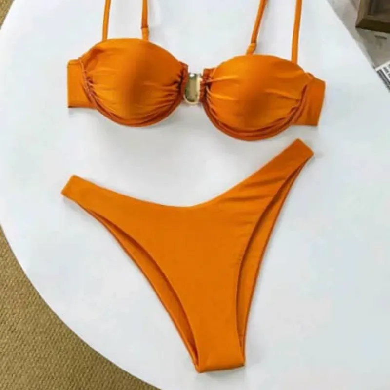  Bikini con adorno dorado — Naranja