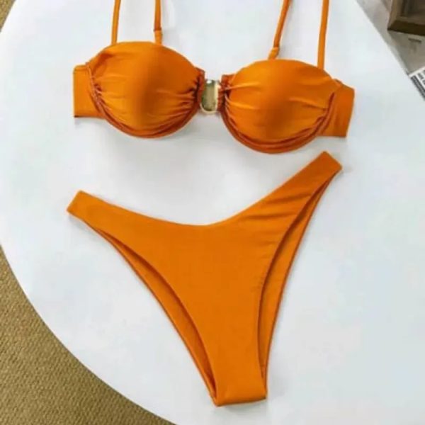  Bikini con adorno dorado — Naranja