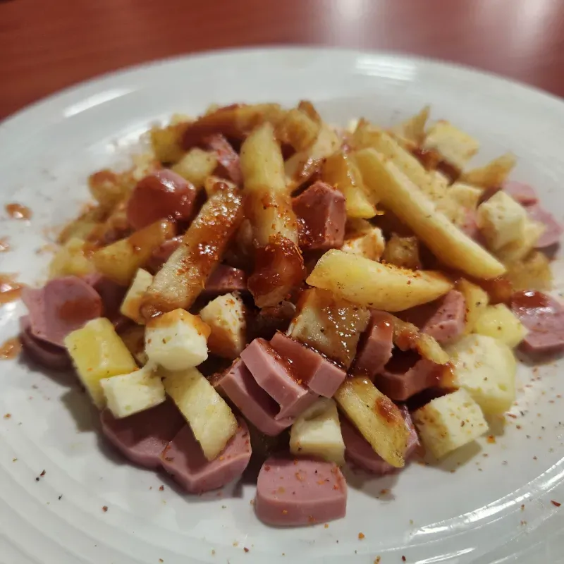 Papas Fritas con Salchicha & Queso