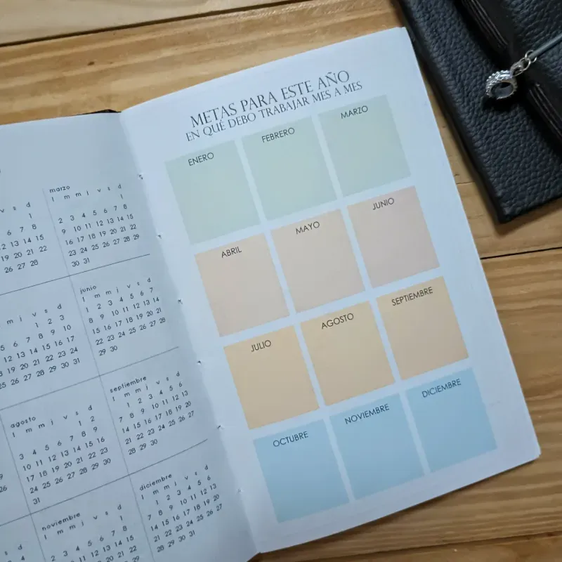 Planner minimalista con colores terrarios